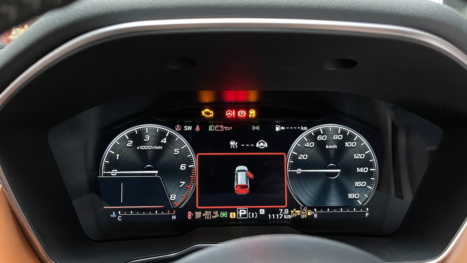 Приборная панель Subaru Outback с горящими контрольными лампами, включая Check Engine